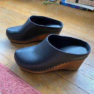 Kelsi Dagger black leather clogs size 7